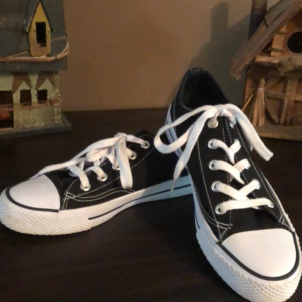 Air walk tennis shoes